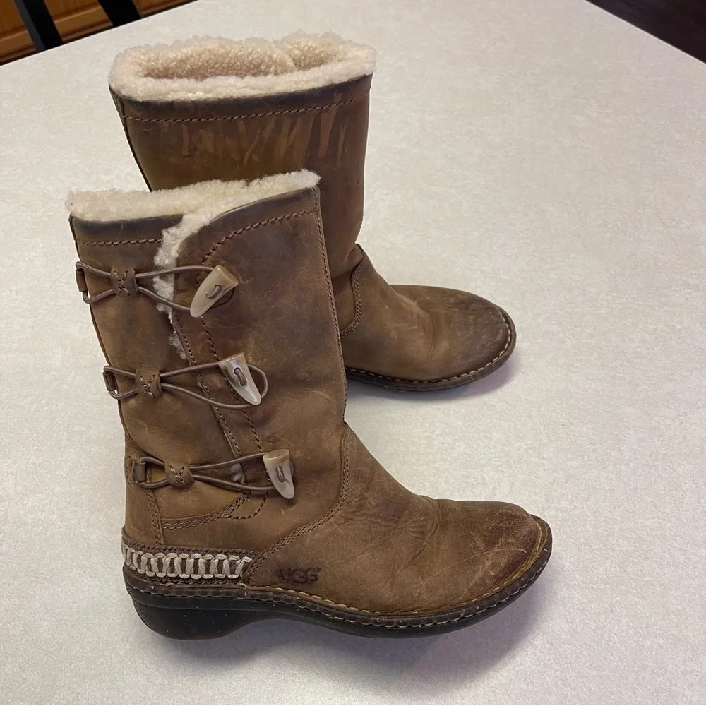 Ugg Kona Boots Chestnut Suede Leather Shearling Sheepskin Lined Toggle size 6